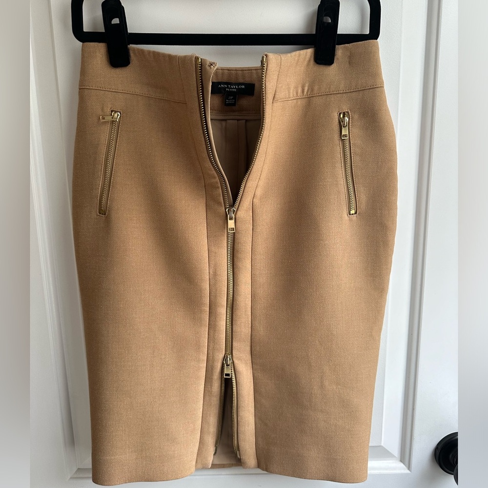 Classic with an edge! EUC Ann Taylor Pencil Skirt Size 2P - Picture 3 of 8